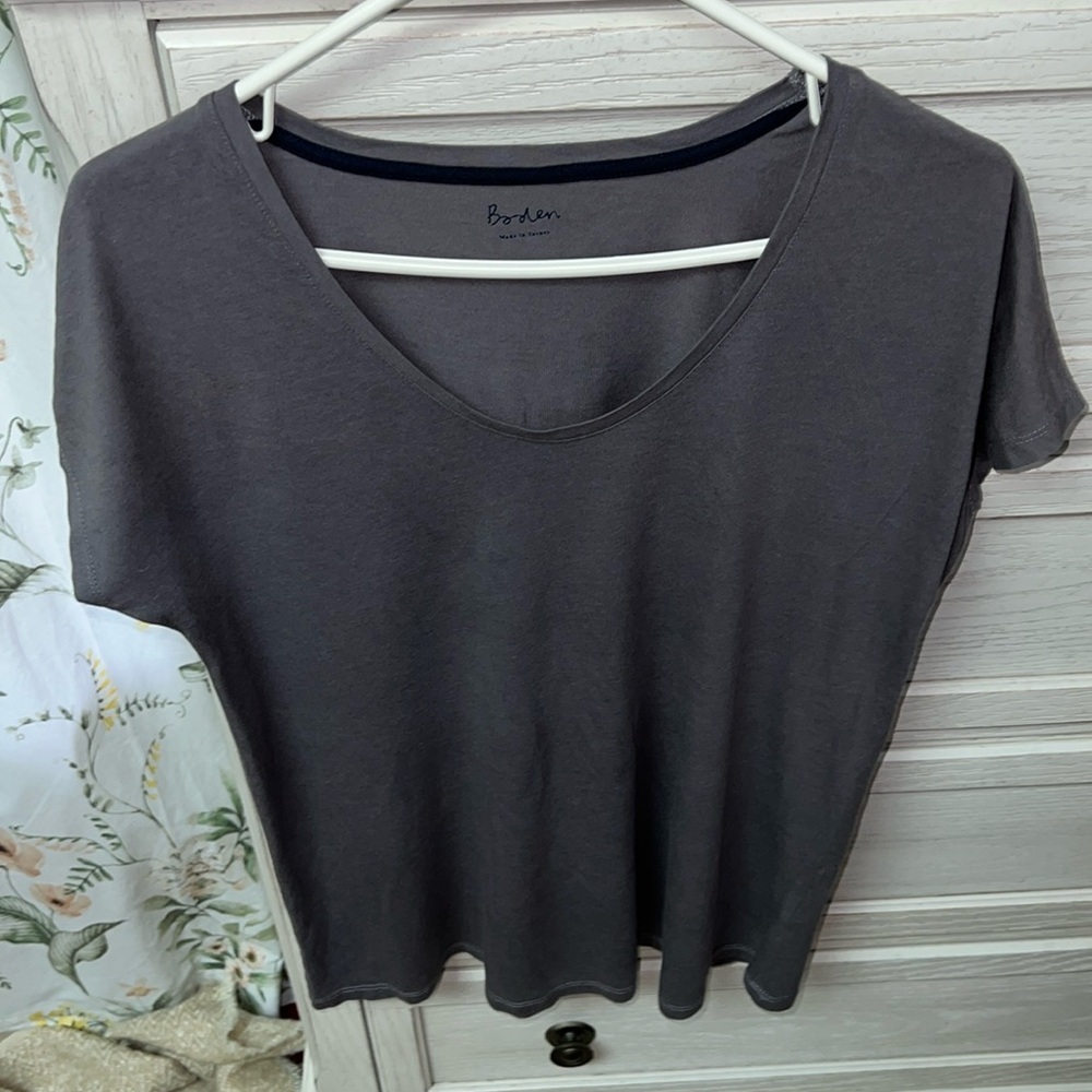 Boden short sleeve tee, rounded neckline , Sz 8, gray